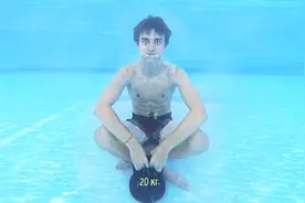 老外作死挑战在水下待够24小时享五星级待遇，咋解决的内急？视频封面