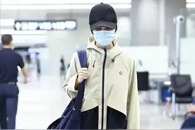 44岁袁泉近照快瘦成麻杆，穿连帽夹克配打底裤走机场，目测就80斤图片