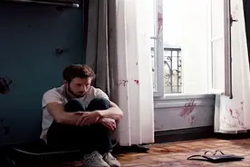 不一样的丧尸电影，求生者太无聊，开始疯狂敲锣打鼓引来丧尸团灭视频封面