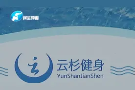 尴尬！这位男子去游泳却发现自己的泳衣不见了！视频封面