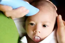 宝宝第一次剃头，不建议在满月剃！儿科医生指出这个时间正好视频封面