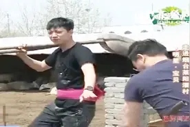 李鑫化身掏粪男孩到羊圈铲屎，无奈腰扭伤，儿子张俊豪看了都心疼视频封面