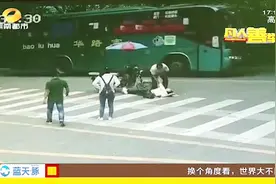 深圳一女乘客电单车后座摔下，当场昏迷，司机竟在众人目面前逃逸视频封面