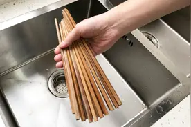 筷子发霉别用清水洗！用这个方法，5分钟筷子和新的一样干净！视频封面