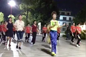 16步广场舞《一晃就老了》送给大家，40大妈学摇胯，愿时光不老！视频封面