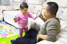 有个女儿真好，这么小很懂事，给爸爸拿眼镜，不愧是小棉袄！视频封面
