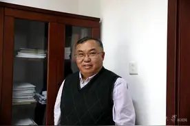 他38岁成为博导，身患尿毒症期间坚持教学，个人专著在美国出版，获重大表彰！图片