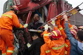运煤货车追尾车头严重变形，消防员用肩顶起医护人员急救司机图片