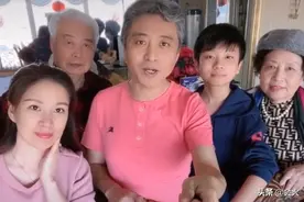 央视主播周炜与娇妻散步，头发花白像老头，13岁儿子帅气又可爱图片