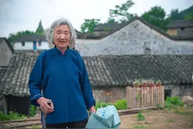 沈阳一老妇女，搬家找到2件古物，专家鉴定后大惊：您祖上是谁？图片