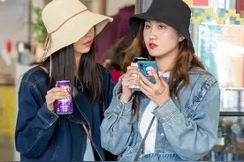 [国外街拍]第33期，墨尔本唐人街，华人女孩喝奶茶聊天！图片