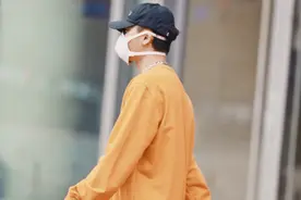 黄子韬身穿橘色人像卫衣，胸前链条项链潮范十足，期待鹿桃同框！图片