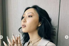华莎穿肤色连体衣 下身失踪 网友喊：辣破天际图片