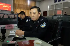 市交警支队支队长段益民接听热线 答复路段违停、车辆闯红灯等问题.....图片