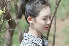 女演员苗苗产后首次复出和老公郑恺录《奔跑吧》节目图片