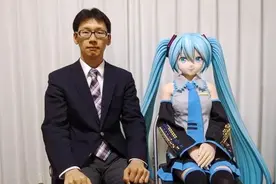 2年前花200w和初音结婚的日本死宅，他老婆到期了...图片