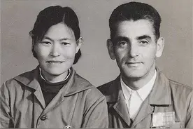 被志愿军俘虏的美国兵，定居中国50年，娶中国妻子还当了教授图片