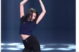 关晓彤单人热舞！摇滚风造型，身姿又帅又飒图片