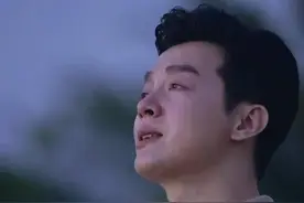 任鲁豫参加节目，喊话逝世爸爸数次哽咽落泪，康辉暖心拥抱安慰图片