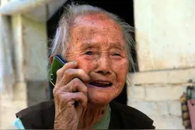 99岁老人因病去世留下25万抚恤金，五个儿女现原形：争得头破血流图片