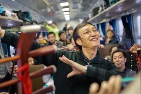 他用10年拍摄中国绿皮火车，记录人生百态视频封面