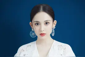 古力娜扎身穿露肩牛仔衣，嘟嘴卖萌超可爱图片