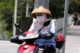 高温天气三亚市民出行当注意防暑图片