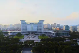 无人机航拍下的温岭市政府图片