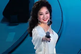 歌坛女神君凤芳菲之徐小凤：舞台上稳定大气，声声入耳，无人能敌图片