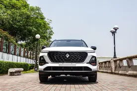 8w落地顶配SUV，油耗低至7L，小保养200元，月薪4千选新宝骏RS3图片