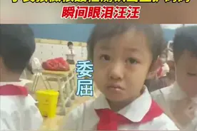 女孩做核酸认出许久未见的医护妈妈，伸手抱她，被婉拒后眼泪汪汪图片