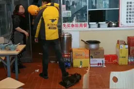 江西一外卖骑手因取餐与餐馆发生争执，店主：已提前处理他的订单，仍骂骂咧咧吐口水图片