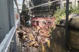 郑州一小区暴雨中倒下一堵墙：维修费129万，业主质疑太贵图片