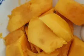 新鲜的芒果，切好放冰箱二十分钟，一道凉凉的夏天冷菜做好了！图片