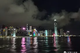 维多利亚港的夜景依旧美丽，却少了看风景的人……图片