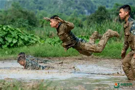 场面“硬核”！武警官兵泥潭训练砺血性图片