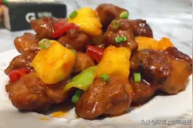 酸甜开胃的菠萝糖醋排骨来啦，排骨的肉香搭配菠萝的水果香，完美图片