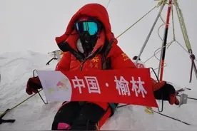 靖边马英成为珠峰重测后登顶第一人图片
