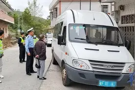 韶关7座面包车改装成24座“校车”，还聘请无证人员驾驶？罚！图片