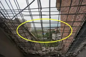 住顶层，他把阁楼屋顶砸掉一半，现浇成露台，要是物业同意我也砸图片