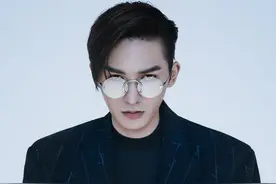 朱正廷未来感大片 宽肩长腿尽显优越比例图片