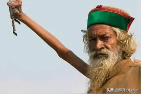 印度苦行僧手举44年不曾放下，也不知道什么信念能坚持这么久图片