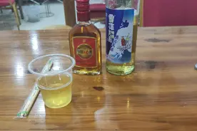 一个成熟而不成功的男人，每天下班后唯一的乐趣就是喝点酒图片