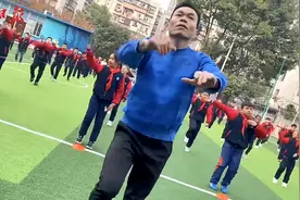 同学们，一起跳！小学校长领跳的课间健身操开始了图片