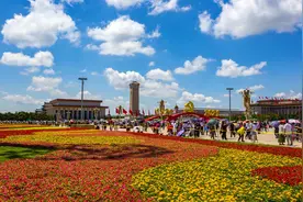 天安门广场记载了中国人民不屈不挠的革命精神和大无畏的英雄气概图片
