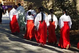 见神祭拜，遇佛烧香：日本人的两大宗教信仰，为何信奉多种宗教？图片