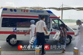 因邻居逗弄，桂林2岁男童跌入热油桶，全身重度烧伤，现以送往上海接受治疗图片