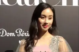 21岁何超欣罕露面，手臂粗壮身材圆润，被指比姐姐何超莲还显老图片