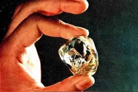 山东姑娘魏振芳，地里捡到价值10亿的钻石，上交国家后现状如何？图片