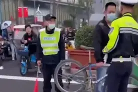 河北一男子骑车逆行遇交警，直接搬起自行车过马路：我车没着地啊图片